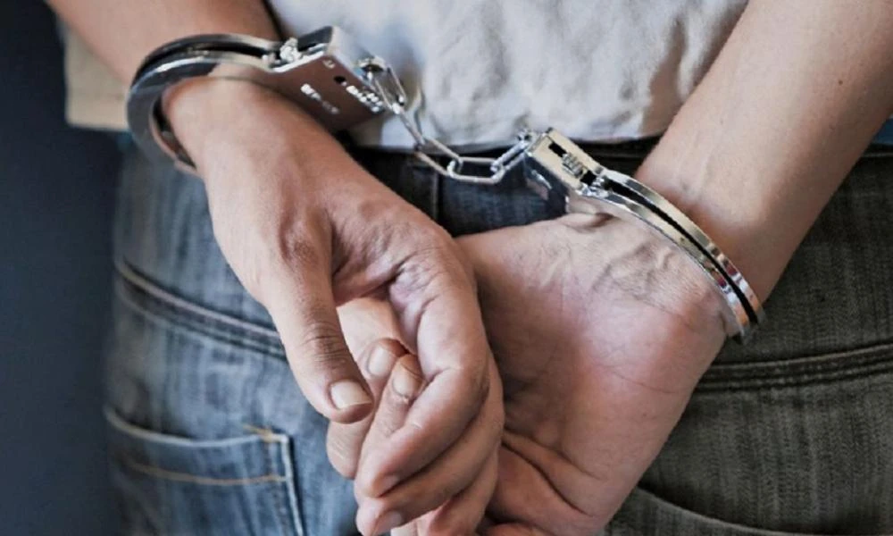 Χειροπέδες στον «εισπράκτορα» σπείρας που εξαπατούσε ηλικιωμένους σε Λαμία και Τρίκαλα